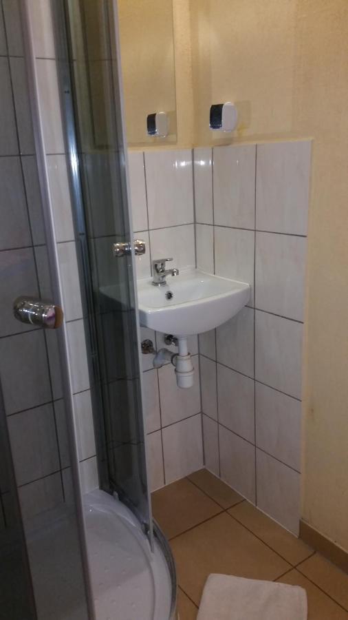 Pokoje Goscinne "U Karola" Pracownicze Ścinawa المظهر الخارجي الصورة